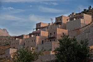 Die Anlage am Hang - Limeni Village Hotel