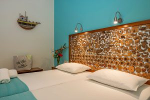 Doppelzimmer mit Kunstobjekten – Aris Hotel Paleochora Kreta