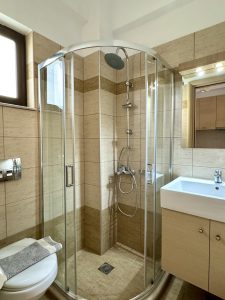Duschbad im Standard-Studio – Manolis Apartments, Plakias