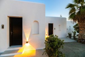 Eingang am Abend Omilos Beachfront House Paros