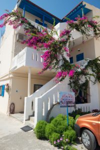 Eingang mit Bougainvillea – Aglaia Kalamaki Kreta