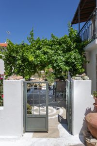 Eingang zum Hof - Steinhaus Koumeika Samos