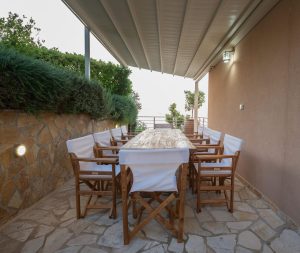 Essplatz auf der Veranda der Luxury-Wohnung - – Nikole’s Villas, Tyros