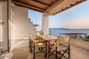 Essplatz auf der Veranda mit Meerblick – Acres Sunset Residence, Paros