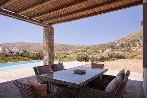 Essplatz im Freien unter der Pergola - – Andros Royal Villa, Gavrio