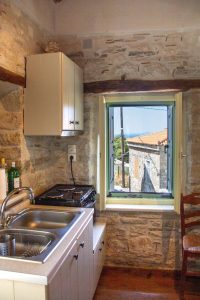 Küchenzeile mit Fensterblick - Steinhaus Koumeika Samos