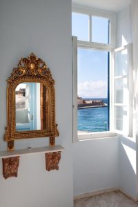 Fenster mit Blick auf den Hafen – Pandora Suites, Chania