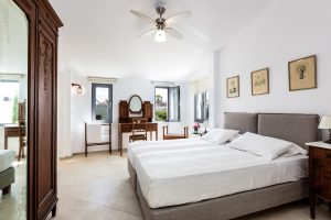 Schlafzimmer mit zwei Einzelbetten - Muazzo Historic Residence Pigi Rethymnon