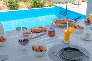 Frühstück am Pool - – Elafonisos Aqua Villas