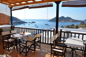 Frühstücksterrasse mit Meerblick - Golden Sun Hotel Grikos Patmos