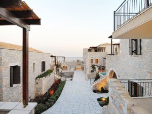 Gasse zwischen den Steinhäusern mit Blick zum Meer - – Margo Beach Hotel, Mavrovouni