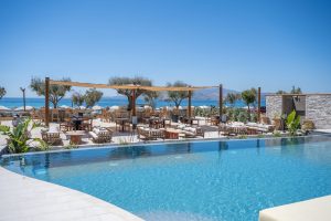 Glaronissi Beach – Pool mit Blick aufs Meer – Plaka, Naxos