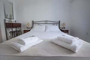 Grand Apartment – Schlafzimmer – Astarti Apartments ***, Livadakia