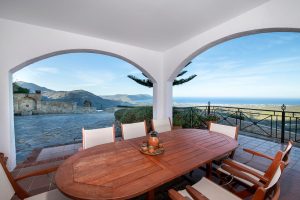 Grand Villa – Essplatz mit Meerblick – Thea Villas, Kournas