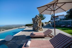 Grand Villa – Pool mit Felsen – Thea Villas, Kournas