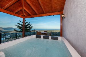 Grand Villa – Whirlpool mit Aussicht – Thea Villas, Kournas