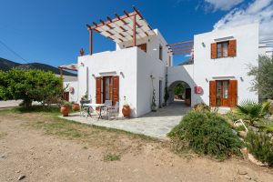 Häuser mit Holzläden und Sitzplätzen im Freien - – Blue Fish Sifnos, Platis Gialos