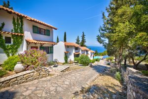 Häuser zwischen Olivenbäumen Glyfada Greek Villas Paxos