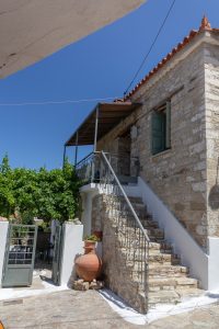 Haus mit Außentreppe - Steinhaus Koumeika Samos