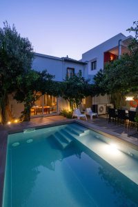 Haus und Garten am Abend - City Cottage Kalamata