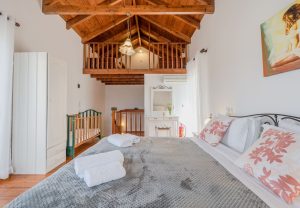Helianthos 3 Galerie mit Einzelbetten, Helianthos Villas Douliana