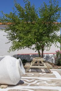 Hof mit Sitzplatz - Steinhaus Koumeika Samos
