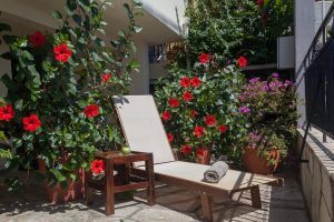 Hof mit Sonnenliege – Avgi by the Sea, Kala Nera, Pilion