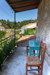 Balkon mit Blick aufs Dorf - Steinhaus Koumeika Samos