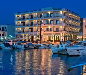 Hotel am alten Hafen am Abend – Porto Veneziano Hotel, Chania