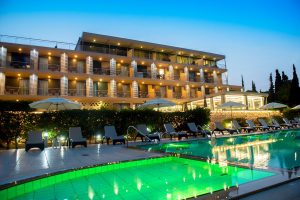 Hotel und Pool am Abend – Tolo, Peloponnes