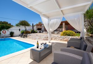 Lounge am Pool - Villa Plumeria Tersanas Akrotiri Chania