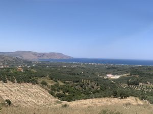 Blick über die Landschaft zum Meer - Baugrundstück beim Kournas-See auf Kreta zu verkaufen