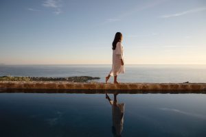 Infinity-Pool am Abend - – Amani Earthy Living, Mani