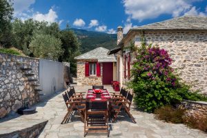 Innenhof mit Blumen – Villa Andromachi, Ano Gatzea, Pilion