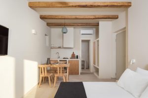 Küchenzeile und Essplatz - Yerma Suites Limeni