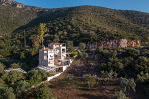 Lage zwischen Bergen und Meer - – Nikole’s Villas, Tyros