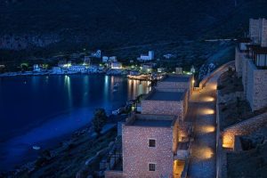 Limeni bei Nacht - Limeni Village Hotel