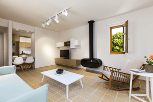 Lodge Dafni – Wohnraum mit Kamin – Mikro Livadi Lodges, Episkopi bei Rethymnon