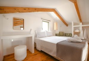 Loft-Suite – Schlafbereich – The Kalymnos Cliff Apartments, Kamari