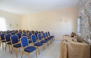 Lounge mit Kamin - – Thirides Beach Resort, Mavrovouni