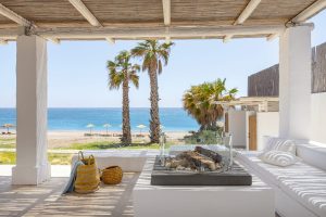 Lounge mit Palmen Crystalia Beach House Lachania