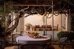 Sitzplatz unter Bäumen - Muazzo Historic Residence Pigi Rethymnon