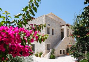 Natursteinbauten mit Bougainvillea - – Margo Beach Hotel, Mavrovouni