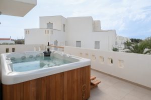 Orkos Beach Villa – Whirlpool auf der Terrasse – Mikri Vigla, Naxos