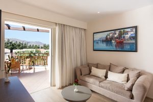 Panorama Deluxe Suite – Wohnraum – Pilot Beach Resort, Georgioupoli