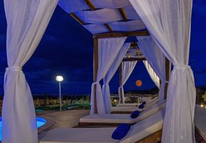Pavillon bei Nacht, Villa4Dreams Gerani