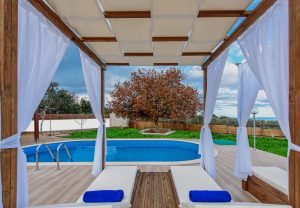 Pavillon mit Liegen, Villa4Dreams Gerani