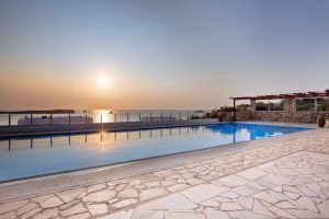 Pool am Abend – Acres Sunset Residence, Paros