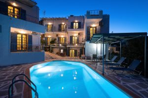 Pool am Abend – Afroditi Apartments Makrys Gialos Kreta