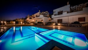 Pool am Abend – Lenikos Resort, Agia Galini